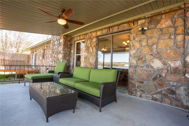 426 Round Mountain Lane, London, AR 72847