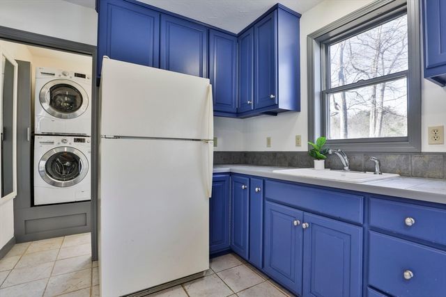 105 Conleys Grove Road, Derry, NH 03038