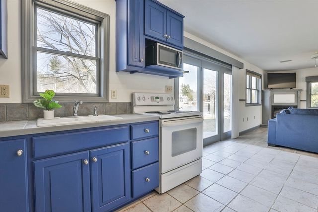 105 Conleys Grove Road, Derry, NH 03038
