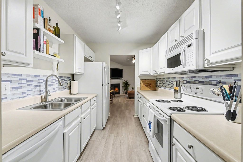 Image 10 of property listing at 8045 Vermont Road, North Charleston, SC 29418