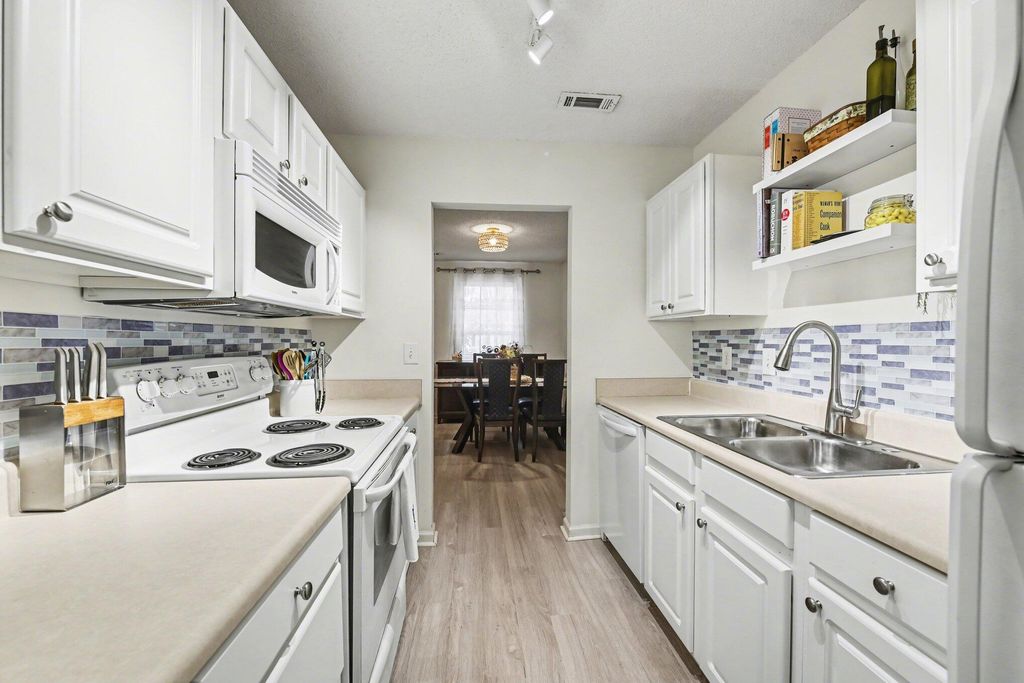 Image 11 of property listing at 8045 Vermont Road, North Charleston, SC 29418