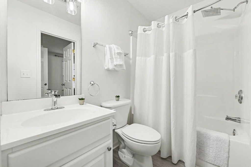 Image 12 of property listing at 8045 Vermont Road, North Charleston, SC 29418