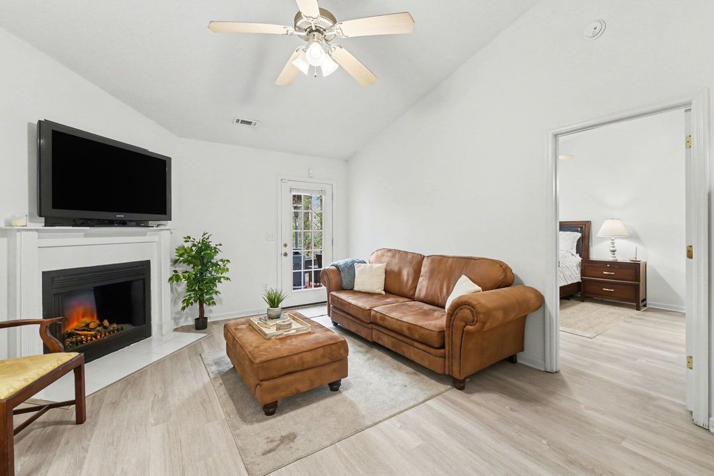 Image 7 of property listing at 8045 Vermont Road, North Charleston, SC 29418