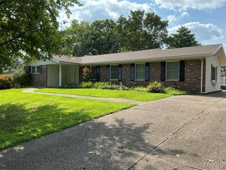 823 Indian Hills Drive Drive, St Charles, MO 63301
