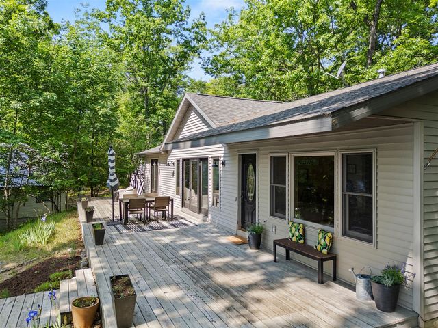 9898 S Pritchard Drive, Stanwood, MI 49346