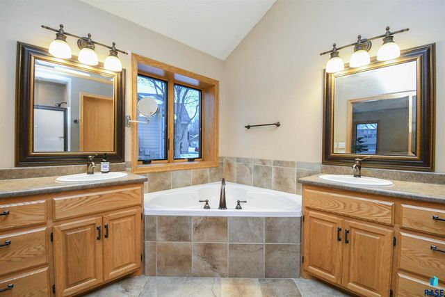 6915 W Westminster Dr Drive, Sioux Falls, SD 57106