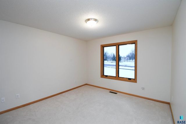 6915 W Westminster Dr Drive, Sioux Falls, SD 57106