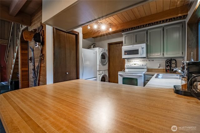 7082 Olympus Way, Glacier, WA 98244