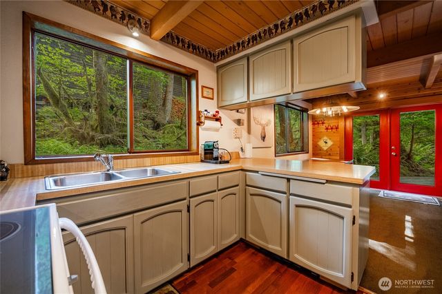 7082 Olympus Way, Glacier, WA 98244