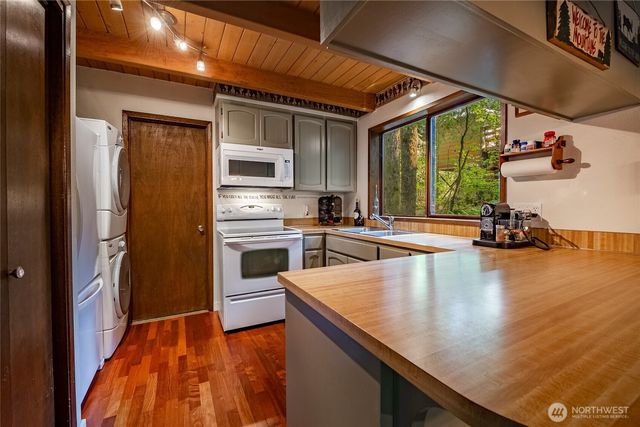 7082 Olympus Way, Glacier, WA 98244