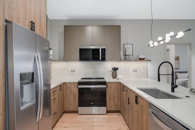 6633 N Milwaukee Avenue 306, Niles, IL 60714