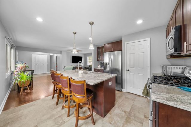 26 Cross Street, Bristol, IL 60512