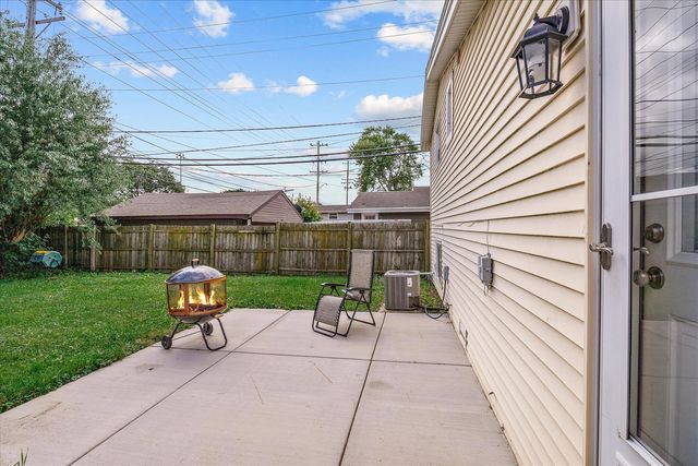 1105 Denver Drive, Carpentersville, IL 60110
