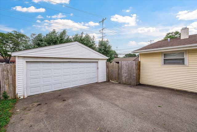 1105 Denver Drive, Carpentersville, IL 60110