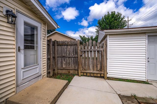 1105 Denver Drive, Carpentersville, IL 60110