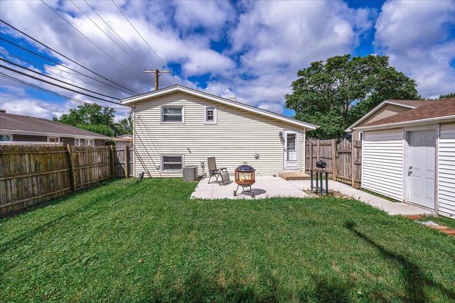 1105 Denver Drive, Carpentersville, IL 60110