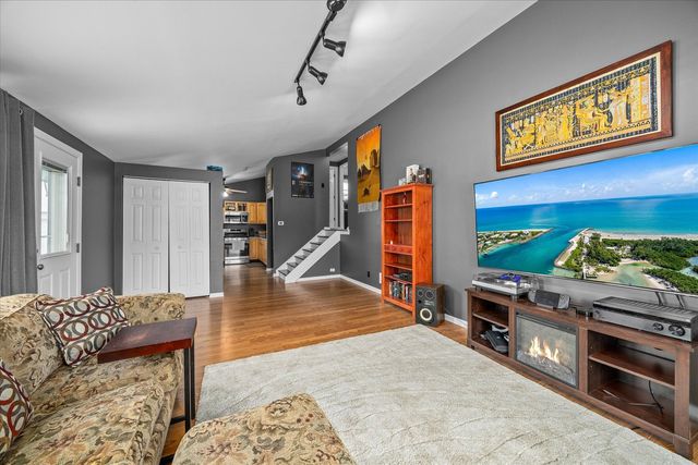 1105 Denver Drive, Carpentersville, IL 60110