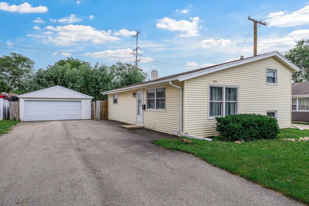 1105 Denver Drive, Carpentersville, IL 60110