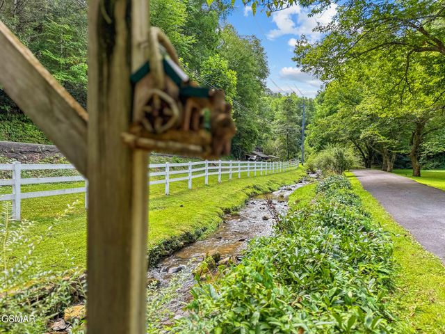 1139 Glades Road, Gatlinburg, TN 37738