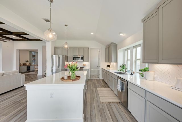 548 Elm Green ST, Hutto, TX 78634