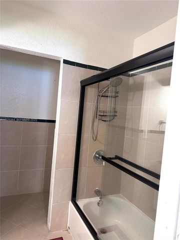 6442 Milk Wagon Ln, Miami Lakes, FL 33014