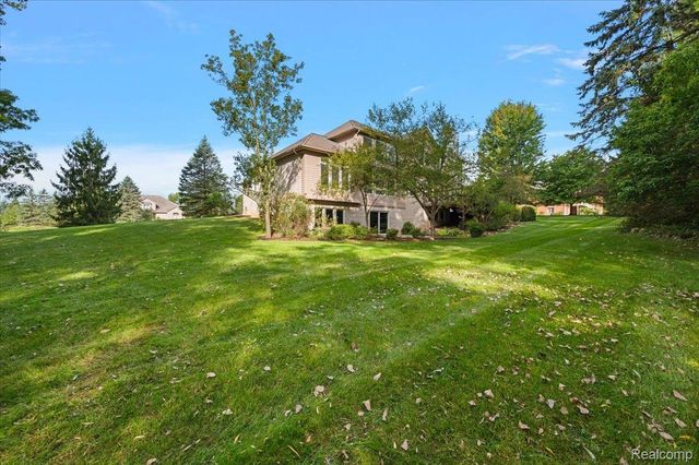 4875 Green Meadow Lane, Oakland Charter Township, MI 48306