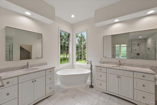 4875 Green Meadow Lane, Oakland Charter Township, MI 48306