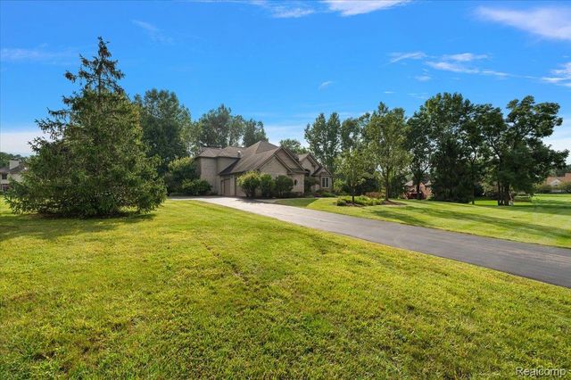 4875 Green Meadow Lane, Oakland Charter Township, MI 48306