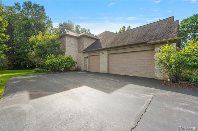 4875 Green Meadow Lane, Oakland Charter Township, MI 48306
