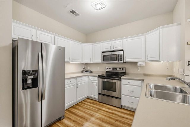1724 New Port Vista DRIVE, Grafton, WI 53024