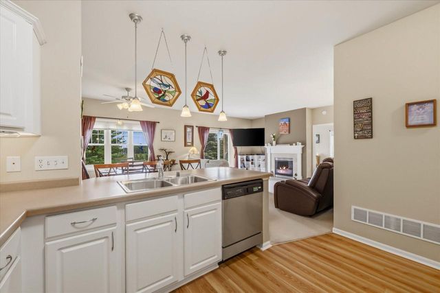 1724 New Port Vista DRIVE, Grafton, WI 53024