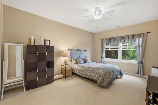 1724 New Port Vista DRIVE, Grafton, WI 53024