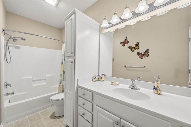 1724 New Port Vista DRIVE, Grafton, WI 53024