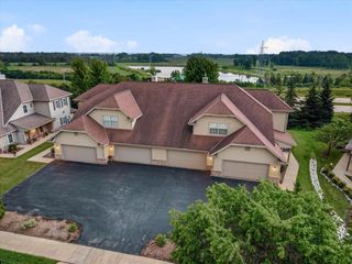 1724 New Port Vista DRIVE, Grafton, WI 53024