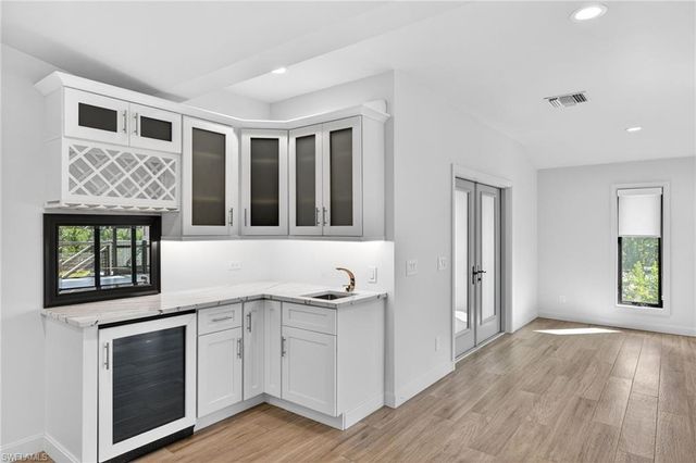 1211 Periwinkle WAY, Sanibel, FL 33957