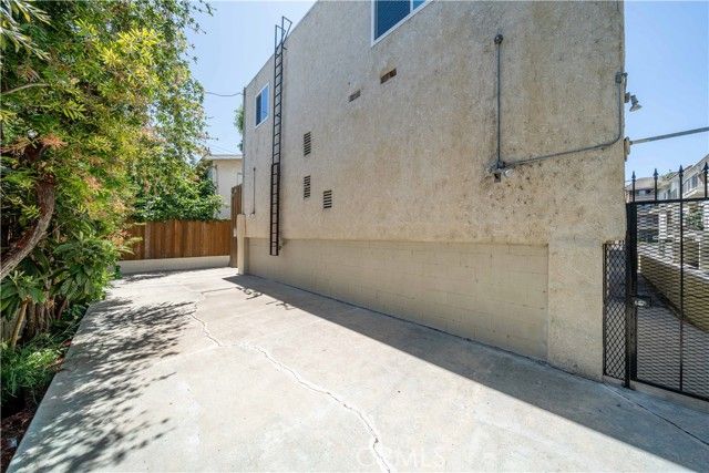 14947 Dickens Street 3, Sherman Oaks, CA 91403