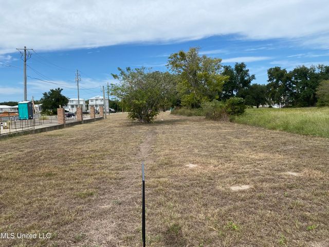 107 E Scenic Drive, Pass Christian, MS 39571