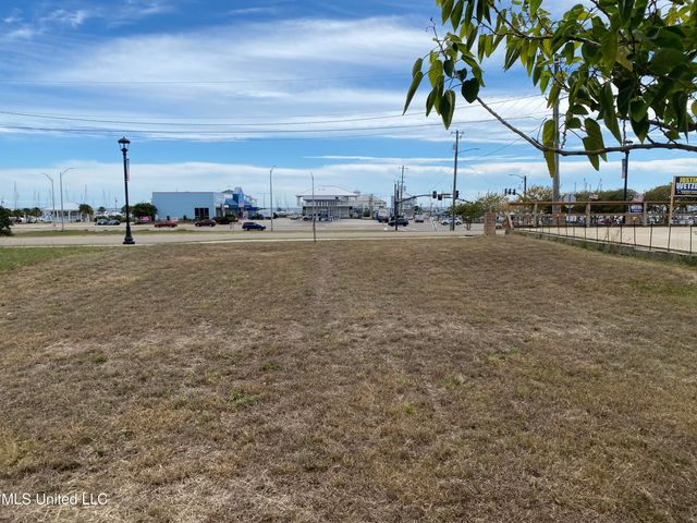 107 E Scenic Drive, Pass Christian, MS 39571