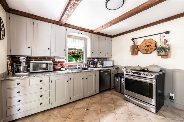75 Knotty Oak Road, Coventry, RI 02816