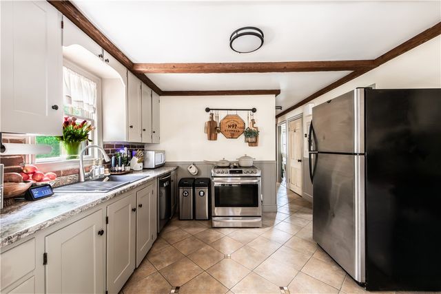 75 Knotty Oak Road, Coventry, RI 02816