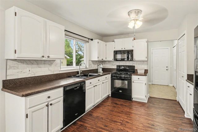 920 Meadowlark Lane, Howell, MI 48843