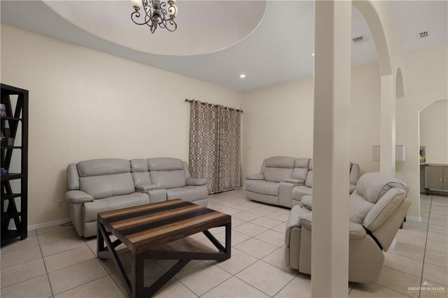 1021 W Esteban Avenue, Pharr, TX 78577