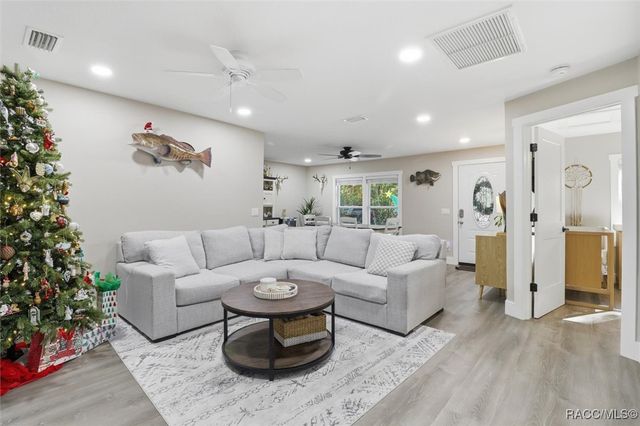 329 NE 10th Street, Crystal River, FL 34428