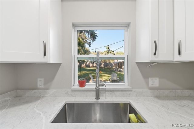 329 NE 10th Street, Crystal River, FL 34428