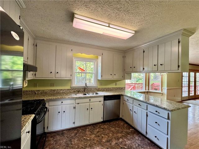 3 Katies CIR, Newport News, VA 23606