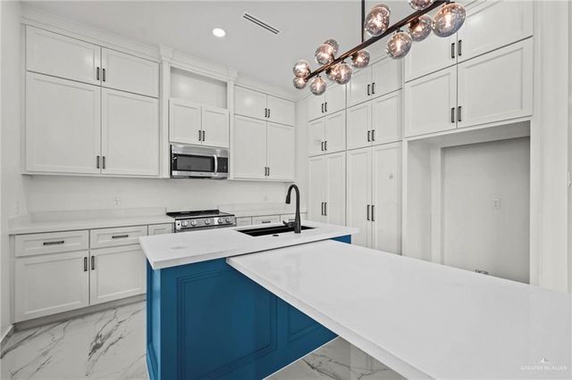 808 La Laguna Road, Mission, TX 78572