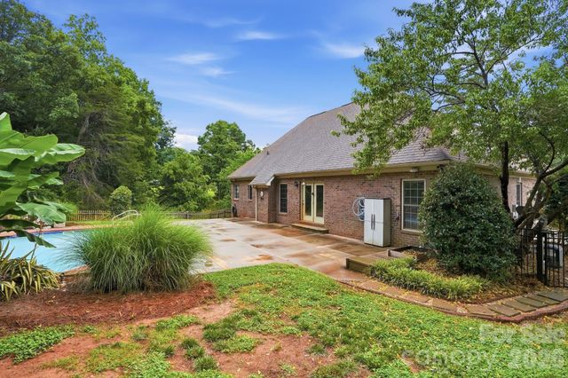 1099 Curve View Road, Lincolnton, NC 28092