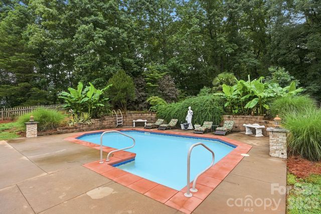1099 Curve View Road, Lincolnton, NC 28092