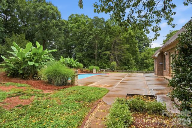 1099 Curve View Road, Lincolnton, NC 28092