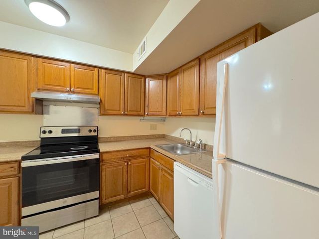 4657 LOGSDON DR, Annandale, VA 22003